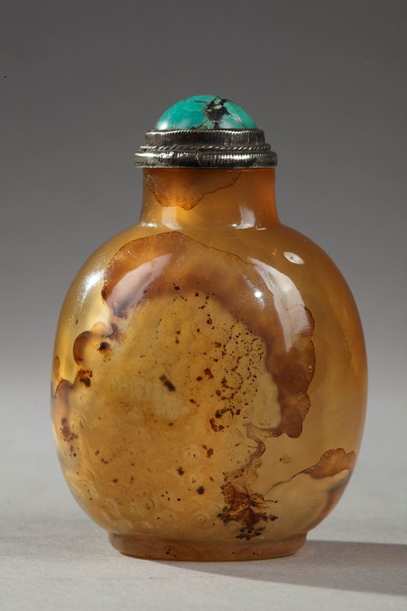 Agate snuff bottle carvedwith a monkey holding a longevity peach (very well hollowed) | MasterArt